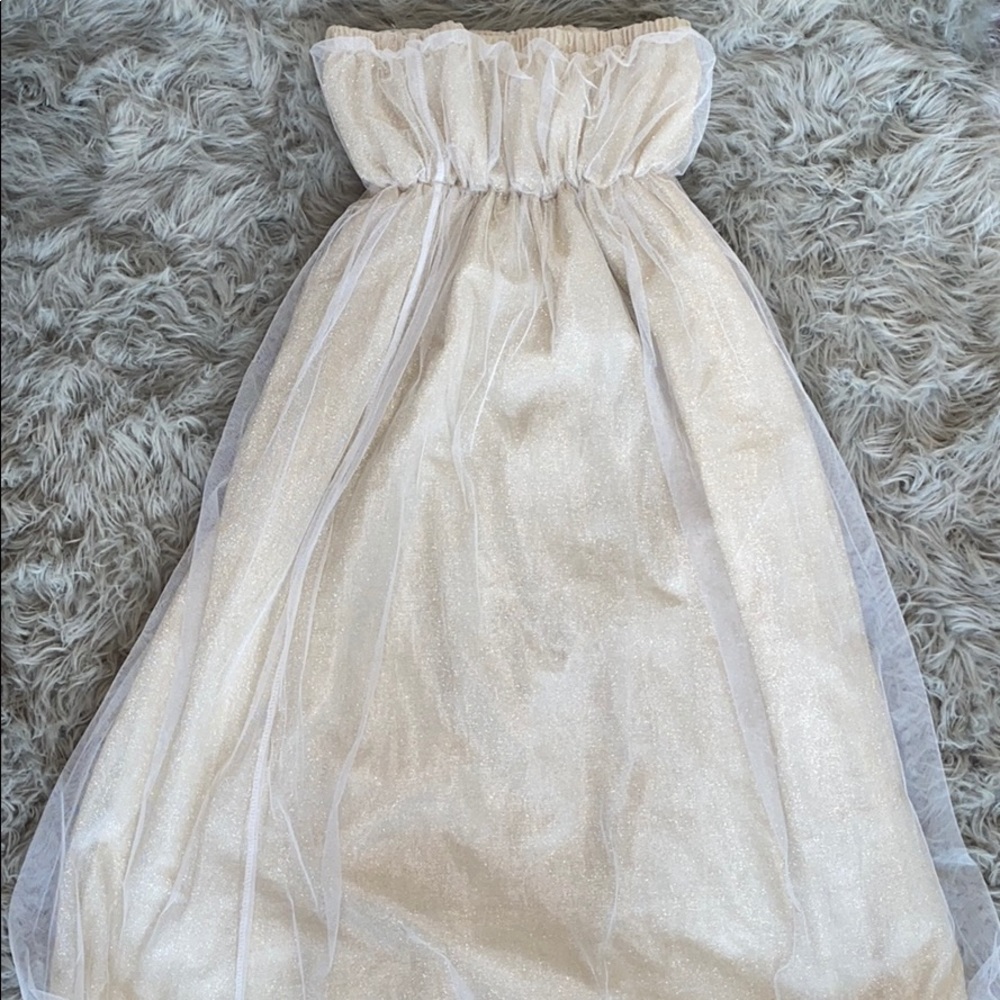 Free Sparkling tulle strapless dress